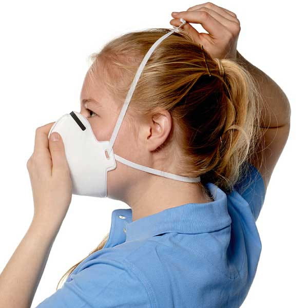 Das Band der Atemschutzmaske wird platziert.